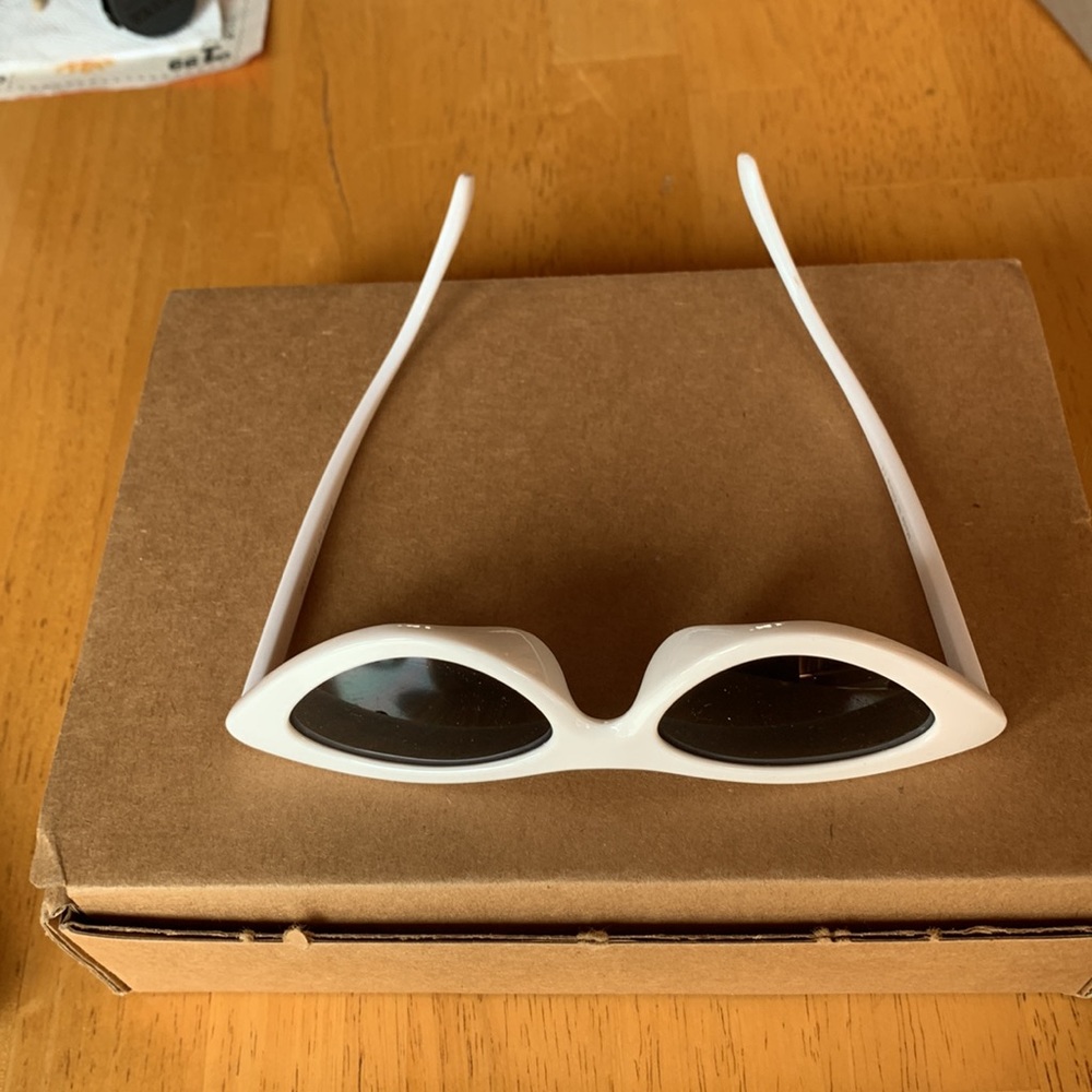 New in box Sunglass LA cat eye sunglasses - Picture 2 of 3